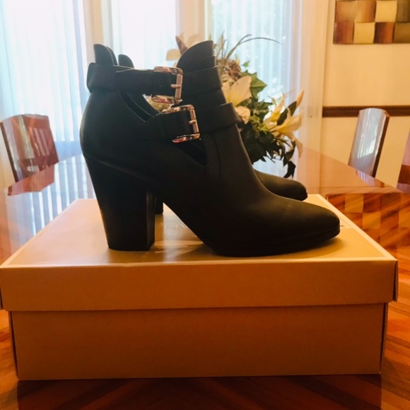 Michael Kores booties like new NO FLAWS - Picture 3 of 4